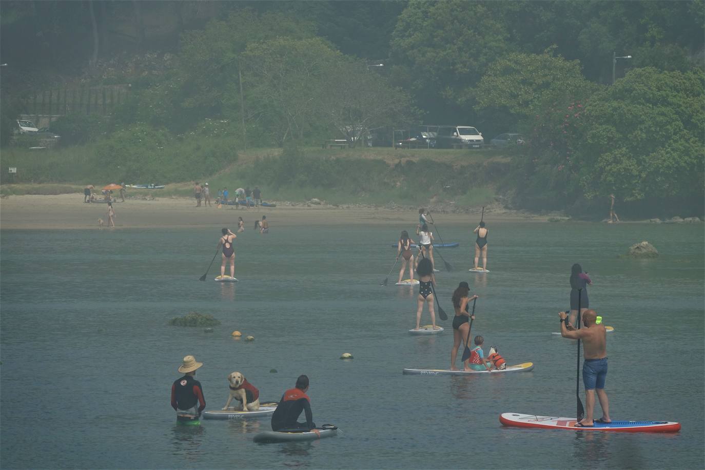 Fotos: Las playas asturianas, con numerosas visitas y controles a pesar de la niebla