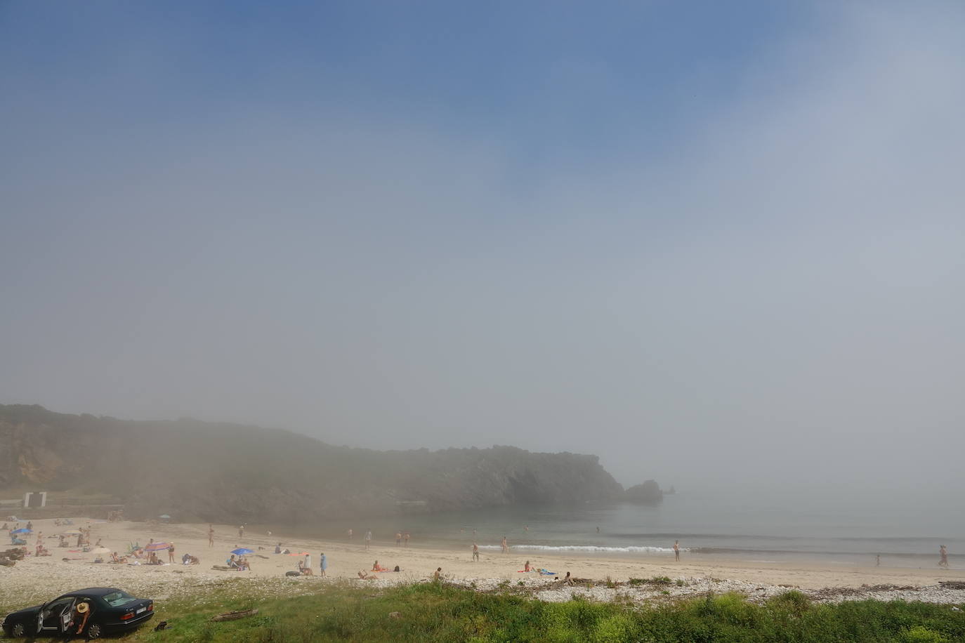 Fotos: Las playas asturianas, con numerosas visitas y controles a pesar de la niebla