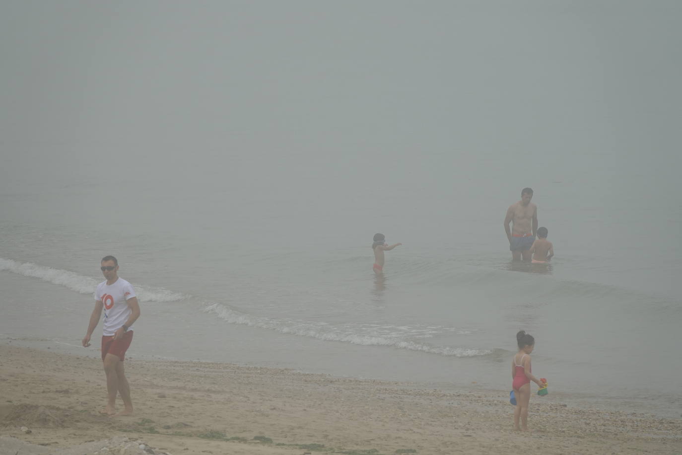 Fotos: Las playas asturianas, con numerosas visitas y controles a pesar de la niebla