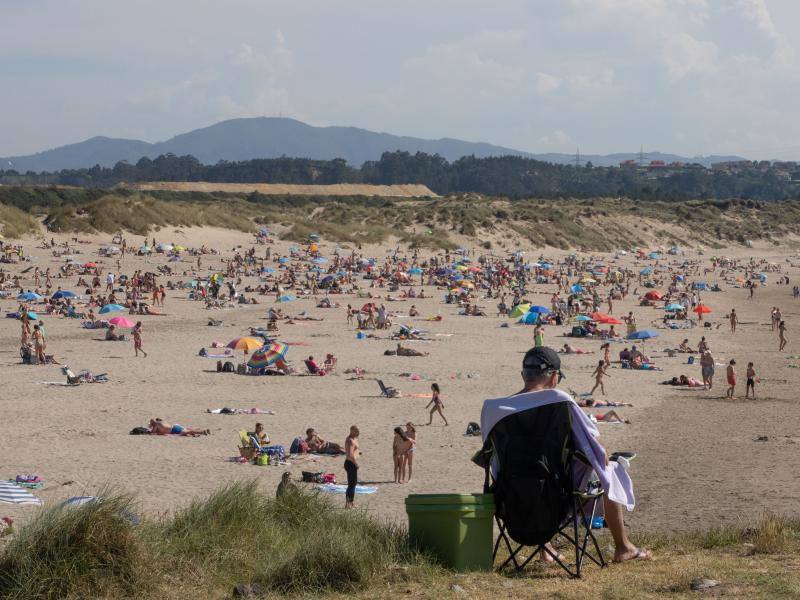 Fotos: Las playas asturianas, con numerosas visitas y controles a pesar de la niebla