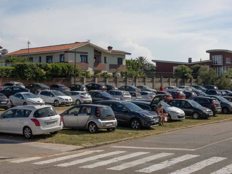 Fotos: Las playas asturianas, con numerosas visitas y controles a pesar de la niebla