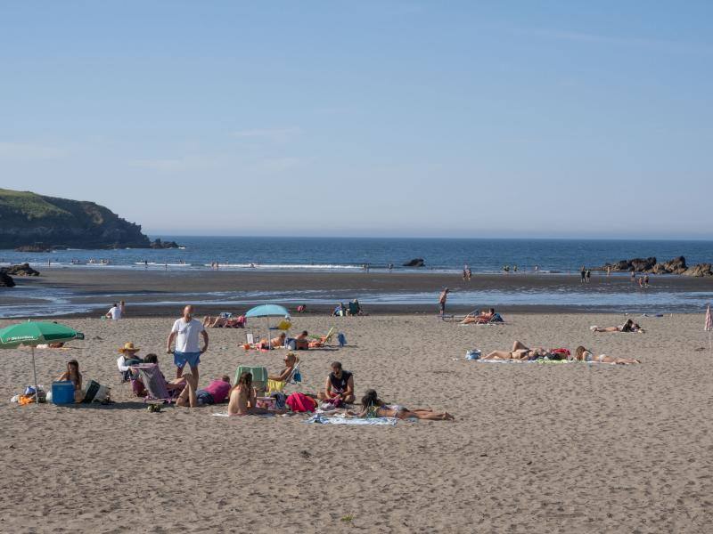 Fotos: Las playas asturianas, con numerosas visitas y controles a pesar de la niebla