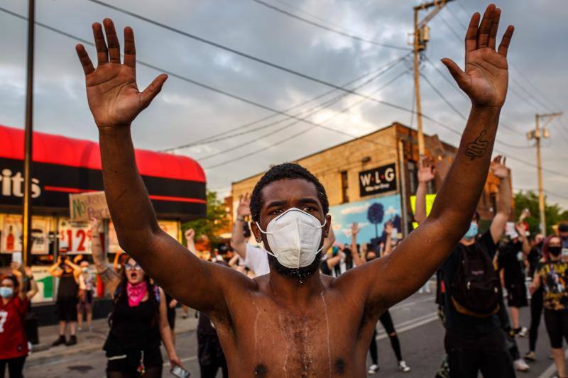 Minneápolis declaró el estado de emergencia por los disturbios, además de desplegar a 500 soldados tras la muerte de un hombre por un disparo de un policía y el incendio de una comisaría. El agente, que fue grabado por transeúntes en Mineápolis (Minesota, EE UU) con la rodilla en el cuello del afroamericano George Floyd, que falleció poco después de su detención y cuyo caso ha desencadenado una ola de protestas, fue detenido este viernes acusado de asesinato en tercer grado y homicidio imprudente.