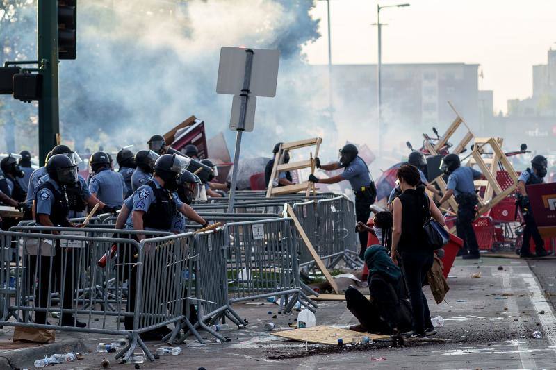 Minneápolis declaró el estado de emergencia por los disturbios, además de desplegar a 500 soldados tras la muerte de un hombre por un disparo de un policía y el incendio de una comisaría. El agente, que fue grabado por transeúntes en Mineápolis (Minesota, EE UU) con la rodilla en el cuello del afroamericano George Floyd, que falleció poco después de su detención y cuyo caso ha desencadenado una ola de protestas, fue detenido este viernes acusado de asesinato en tercer grado y homicidio imprudente.