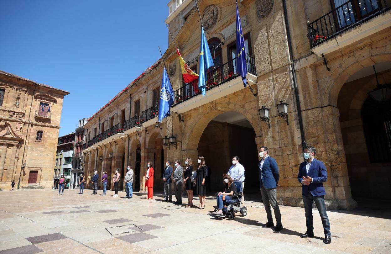 Los concejales de cuatro de los cinco grupos municipales durante el minuto de silencio en la plaza del Ayuntamiento. 