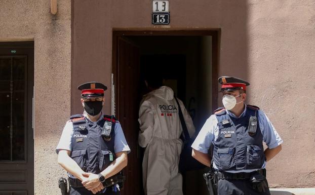 Los Mossos d'Esquadra investigan la muerte violenta de una mujer en su piso. 