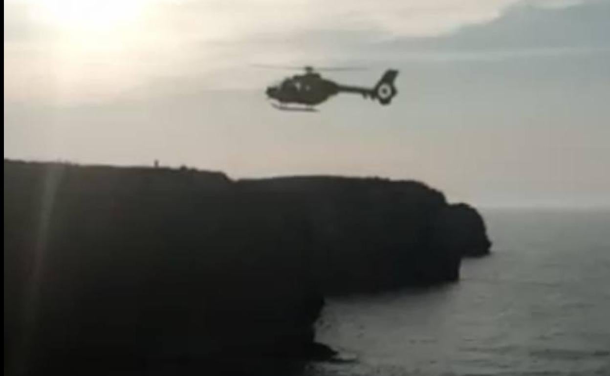 Salta por un acantilado de más de 20 metros en Ribadesella tras una fiesta con amigos