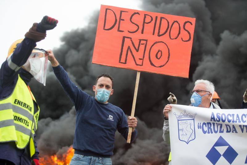 Miles de personas, entre ellas multitud de trabajadores de Alcoa de San Cibrao, en Lugo, han protagonizado este domingo una protesta que ha cortado un tramo de la Autovía del Cantábrico a la altura del Puente de los Santos, en Ribadeo, para mostrar su rechazo al anuncio de la multinacional del aluminio de que iniciará un período de consultas para un despido colectivo de un máximo de 534 empleados, al alegar una situación insostenible en esa factoría.