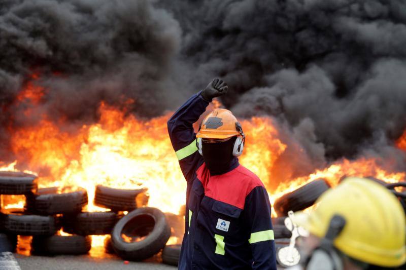 Miles de personas, entre ellas multitud de trabajadores de Alcoa de San Cibrao, en Lugo, han protagonizado este domingo una protesta que ha cortado un tramo de la Autovía del Cantábrico a la altura del Puente de los Santos, en Ribadeo, para mostrar su rechazo al anuncio de la multinacional del aluminio de que iniciará un período de consultas para un despido colectivo de un máximo de 534 empleados, al alegar una situación insostenible en esa factoría.