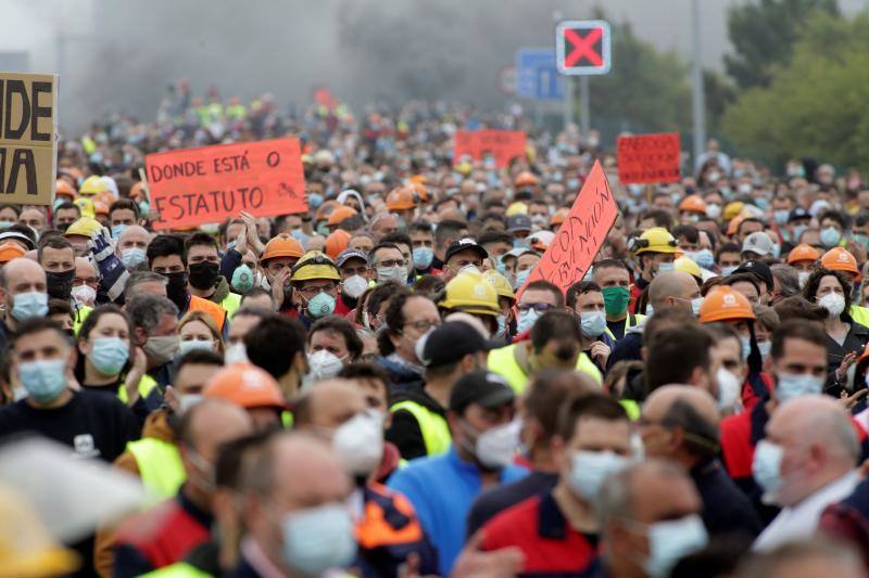Miles de personas, entre ellas multitud de trabajadores de Alcoa de San Cibrao, en Lugo, han protagonizado este domingo una protesta que ha cortado un tramo de la Autovía del Cantábrico a la altura del Puente de los Santos, en Ribadeo, para mostrar su rechazo al anuncio de la multinacional del aluminio de que iniciará un período de consultas para un despido colectivo de un máximo de 534 empleados, al alegar una situación insostenible en esa factoría.