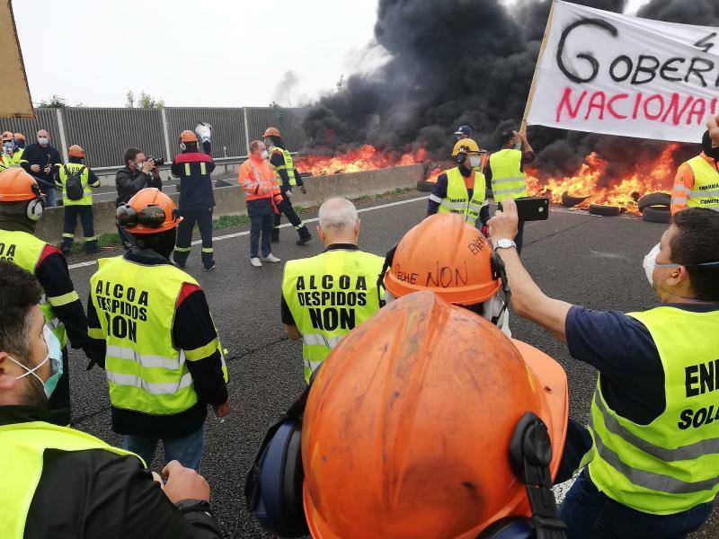 Miles de personas, entre ellas multitud de trabajadores de Alcoa de San Cibrao, en Lugo, han protagonizado este domingo una protesta que ha cortado un tramo de la Autovía del Cantábrico a la altura del Puente de los Santos, en Ribadeo, para mostrar su rechazo al anuncio de la multinacional del aluminio de que iniciará un período de consultas para un despido colectivo de un máximo de 534 empleados, al alegar una situación insostenible en esa factoría.