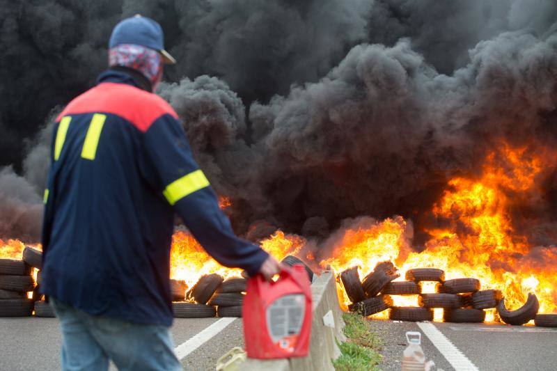 Miles de personas, entre ellas multitud de trabajadores de Alcoa de San Cibrao, en Lugo, han protagonizado este domingo una protesta que ha cortado un tramo de la Autovía del Cantábrico a la altura del Puente de los Santos, en Ribadeo, para mostrar su rechazo al anuncio de la multinacional del aluminio de que iniciará un período de consultas para un despido colectivo de un máximo de 534 empleados, al alegar una situación insostenible en esa factoría.