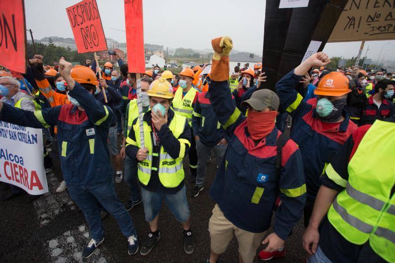 Miles de personas, entre ellas multitud de trabajadores de Alcoa de San Cibrao, en Lugo, han protagonizado este domingo una protesta que ha cortado un tramo de la Autovía del Cantábrico a la altura del Puente de los Santos, en Ribadeo, para mostrar su rechazo al anuncio de la multinacional del aluminio de que iniciará un período de consultas para un despido colectivo de un máximo de 534 empleados, al alegar una situación insostenible en esa factoría.
