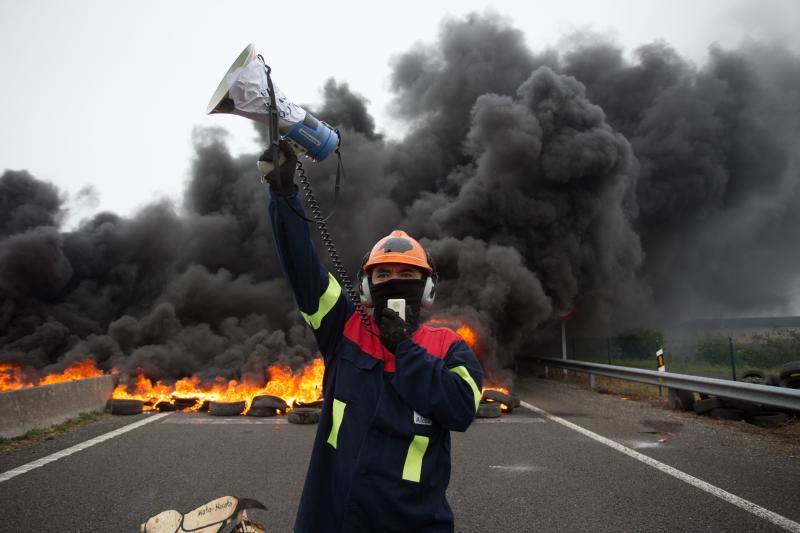 Miles de personas, entre ellas multitud de trabajadores de Alcoa de San Cibrao, en Lugo, han protagonizado este domingo una protesta que ha cortado un tramo de la Autovía del Cantábrico a la altura del Puente de los Santos, en Ribadeo, para mostrar su rechazo al anuncio de la multinacional del aluminio de que iniciará un período de consultas para un despido colectivo de un máximo de 534 empleados, al alegar una situación insostenible en esa factoría.