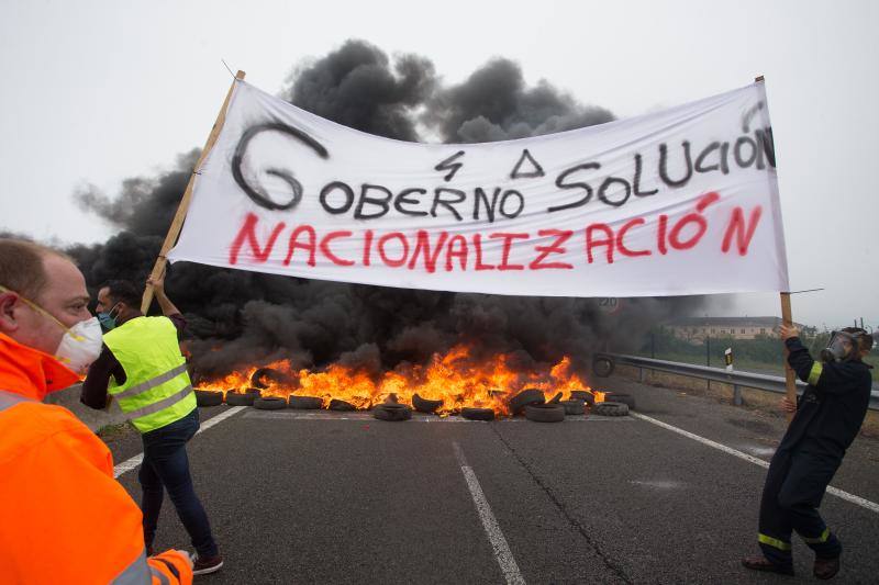 Miles de personas, entre ellas multitud de trabajadores de Alcoa de San Cibrao, en Lugo, han protagonizado este domingo una protesta que ha cortado un tramo de la Autovía del Cantábrico a la altura del Puente de los Santos, en Ribadeo, para mostrar su rechazo al anuncio de la multinacional del aluminio de que iniciará un período de consultas para un despido colectivo de un máximo de 534 empleados, al alegar una situación insostenible en esa factoría.