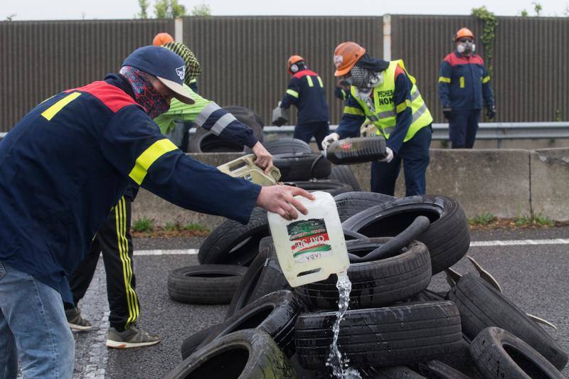 Miles de personas, entre ellas multitud de trabajadores de Alcoa de San Cibrao, en Lugo, han protagonizado este domingo una protesta que ha cortado un tramo de la Autovía del Cantábrico a la altura del Puente de los Santos, en Ribadeo, para mostrar su rechazo al anuncio de la multinacional del aluminio de que iniciará un período de consultas para un despido colectivo de un máximo de 534 empleados, al alegar una situación insostenible en esa factoría.