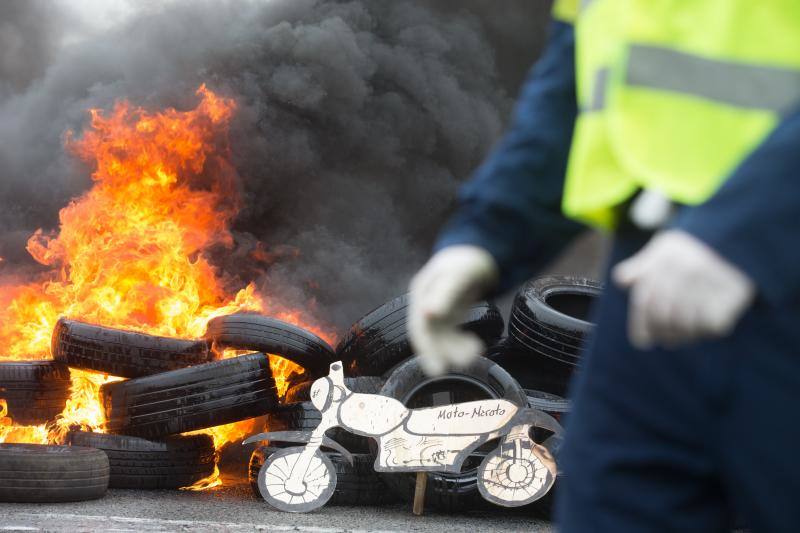 Miles de personas, entre ellas multitud de trabajadores de Alcoa de San Cibrao, en Lugo, han protagonizado este domingo una protesta que ha cortado un tramo de la Autovía del Cantábrico a la altura del Puente de los Santos, en Ribadeo, para mostrar su rechazo al anuncio de la multinacional del aluminio de que iniciará un período de consultas para un despido colectivo de un máximo de 534 empleados, al alegar una situación insostenible en esa factoría.