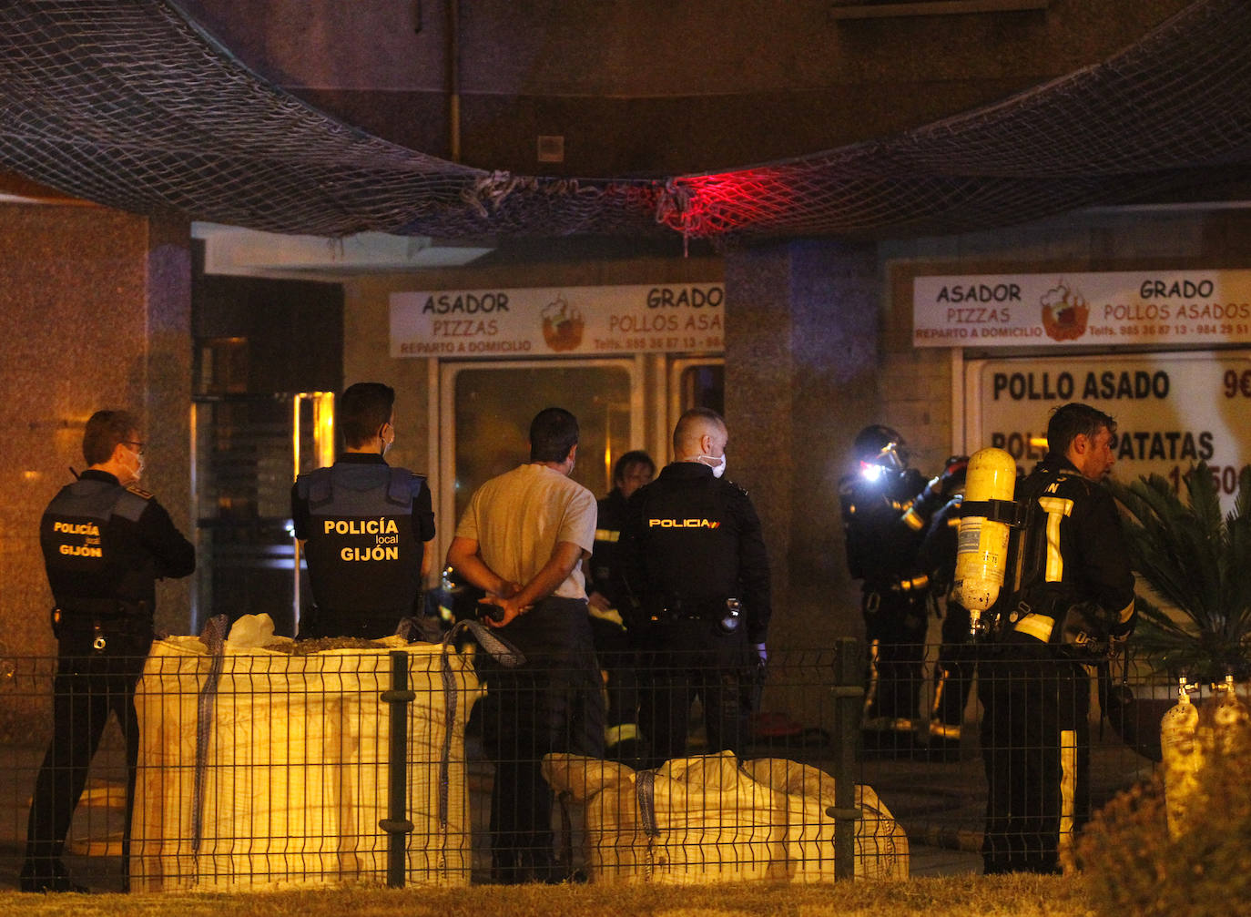 Un incendio originado en la noche de este sábado en un edificio del Natahoyo de Gijón obligó a evacuar a parte de los vecinos. No hubo que lamentar heridos.