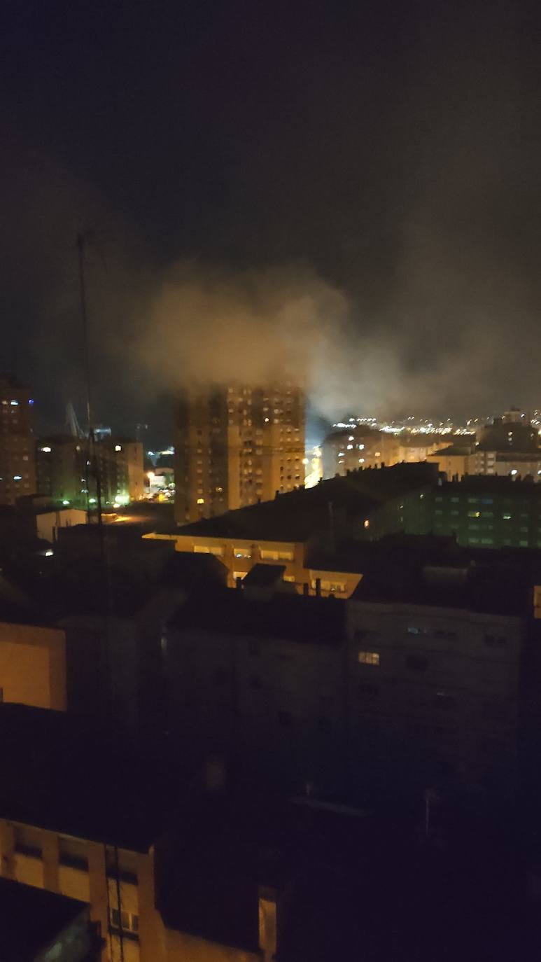 Un incendio originado en la noche de este sábado en un edificio del Natahoyo de Gijón obligó a evacuar a parte de los vecinos. No hubo que lamentar heridos.