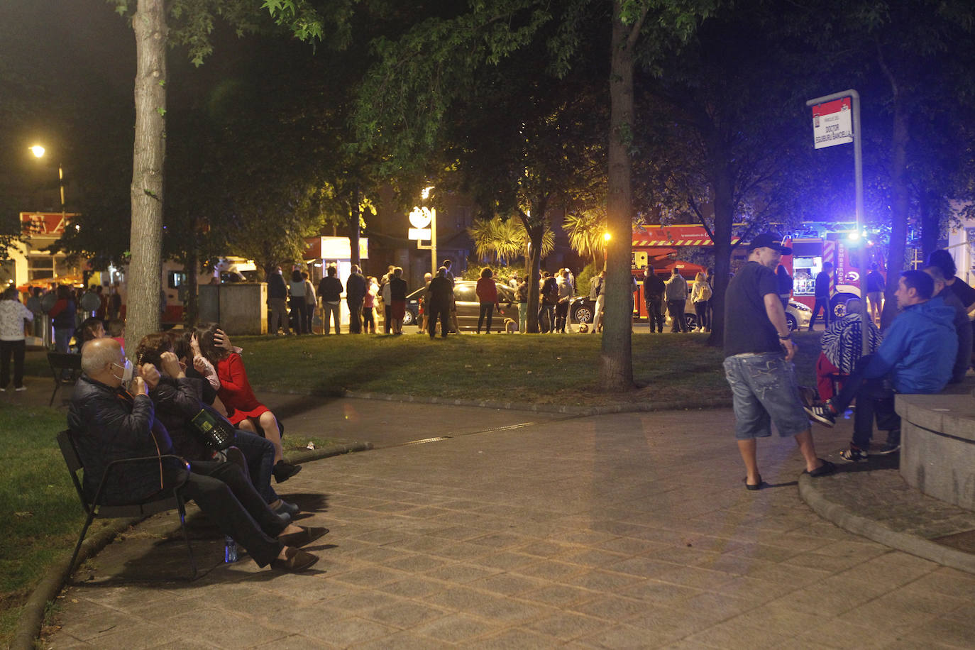 Un incendio originado en la noche de este sábado en un edificio del Natahoyo de Gijón obligó a evacuar a parte de los vecinos. No hubo que lamentar heridos.