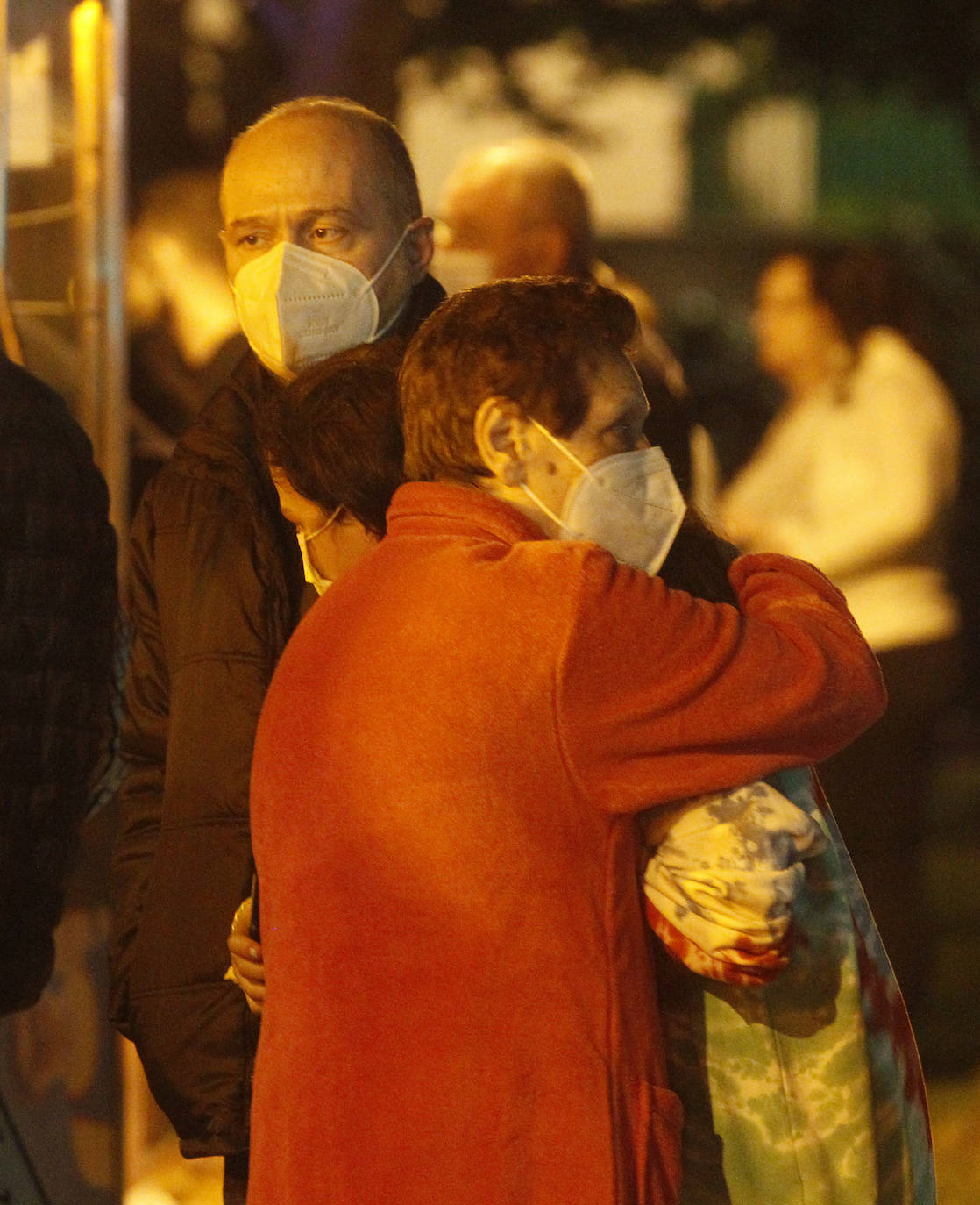 Un incendio originado en la noche de este sábado en un edificio del Natahoyo de Gijón obligó a evacuar a parte de los vecinos. No hubo que lamentar heridos.