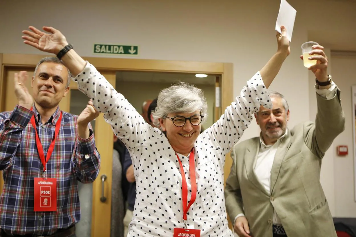 Ana González celebra la victoria del PSOE tras conocerse los resultados de las elecciones municipales. 