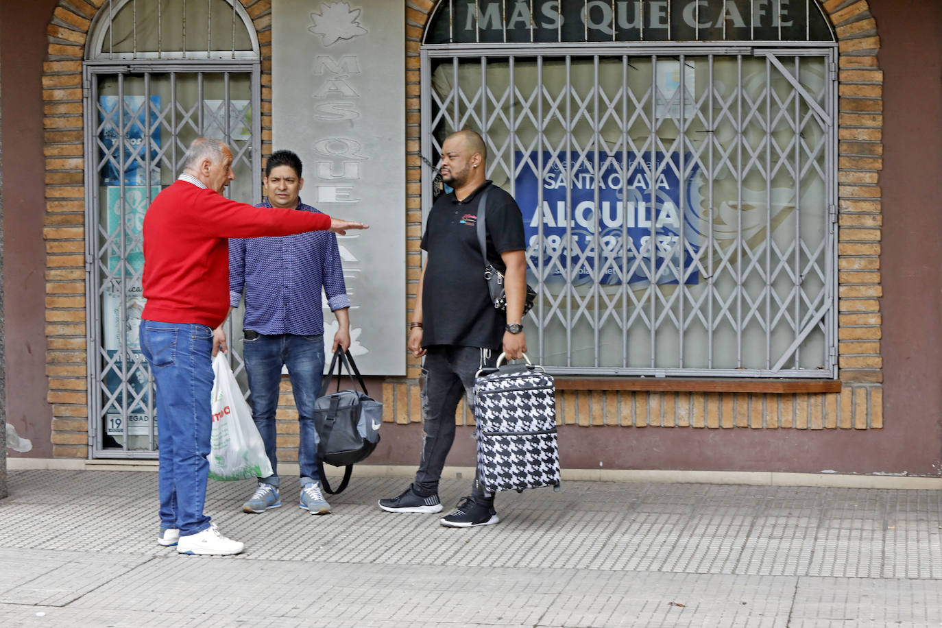 Los vecinos de las 128 viviendas del bloque de El Natahoyo se quedrán sin luz entre 15 días y un mes como conecuencia de las llamas, que calcinaron el cuadro de contadores en la madrugada del sábado al domingo.