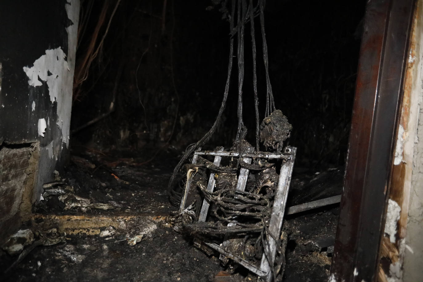 Los vecinos de las 128 viviendas del bloque de El Natahoyo se quedrán sin luz entre 15 días y un mes como conecuencia de las llamas, que calcinaron el cuadro de contadores en la madrugada del sábado al domingo.