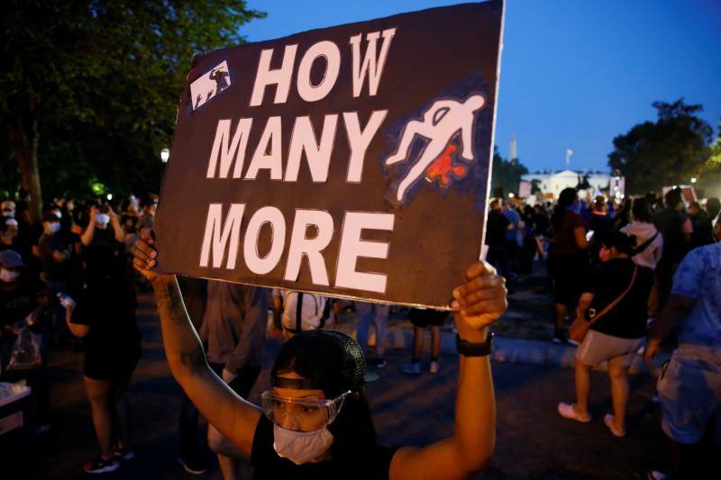 La muerte de un hombre negro desarmado, George Floyd, a manos de la policía en Minneapolis, encendió la última ola de indignación en Estados Unidos por el uso repetido de la fuerza letal contra los afroamericanos. Después de cinco noches consecutivas de manifestaciones contra el racismo y la brutalidad policial, las protestas se aproximaron a la Casa Blanca, residencia del presidente de EE UU, Donald Trump. 
