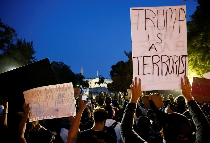 La muerte de un hombre negro desarmado, George Floyd, a manos de la policía en Minneapolis, encendió la última ola de indignación en Estados Unidos por el uso repetido de la fuerza letal contra los afroamericanos. Después de cinco noches consecutivas de manifestaciones contra el racismo y la brutalidad policial, las protestas se aproximaron a la Casa Blanca, residencia del presidente de EE UU, Donald Trump. 
