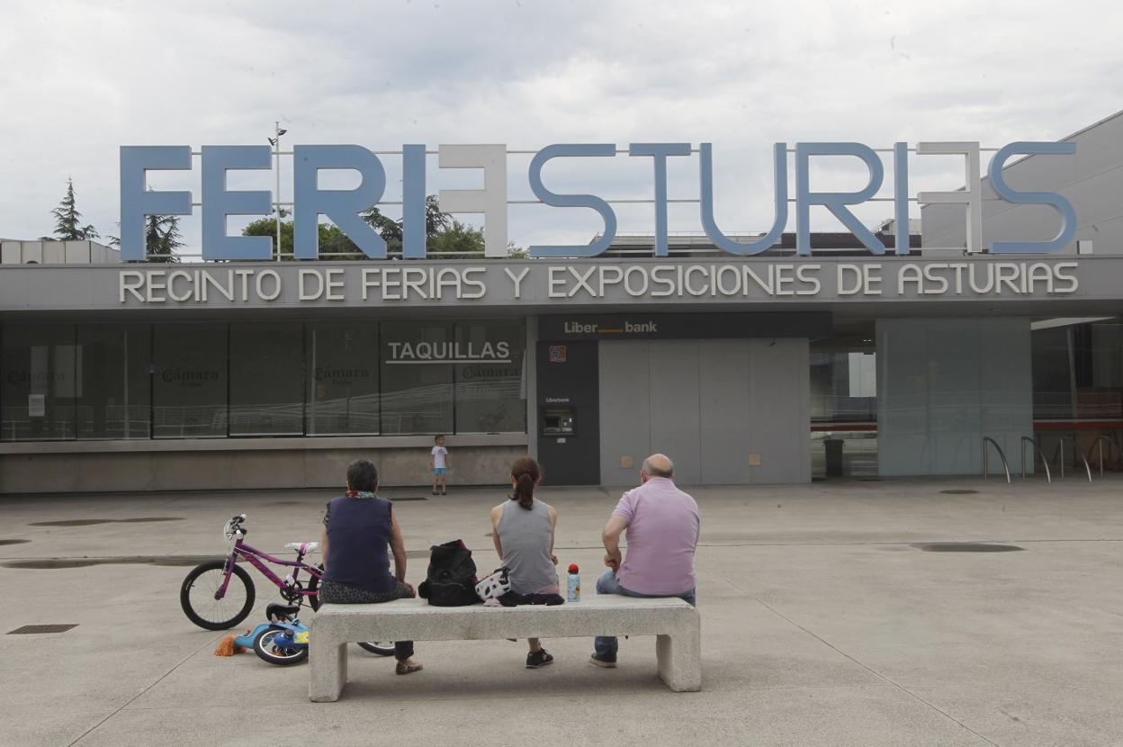 Imagen de la puerta principal del acceso al recinto Luis Adaro. 