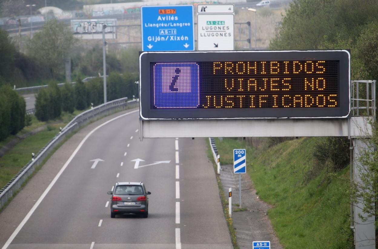 Letrero en la AS-II recordando las restricciones del estado de alarma. 