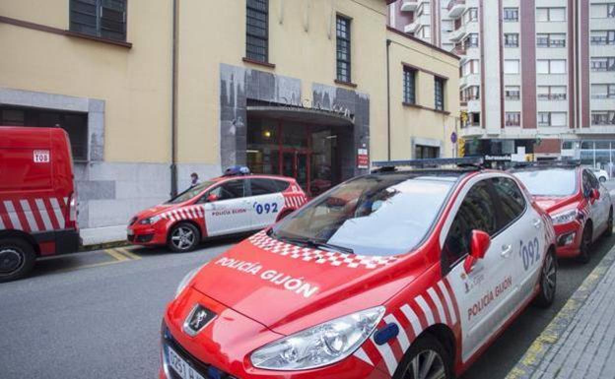Denuncian a 19 jóvenes que realizaban una fiesta en un bajo de Gijón