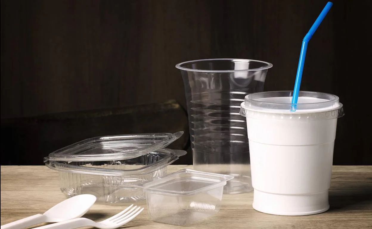 Kit de vasos, platos y cubiertos de plástico reciclado.