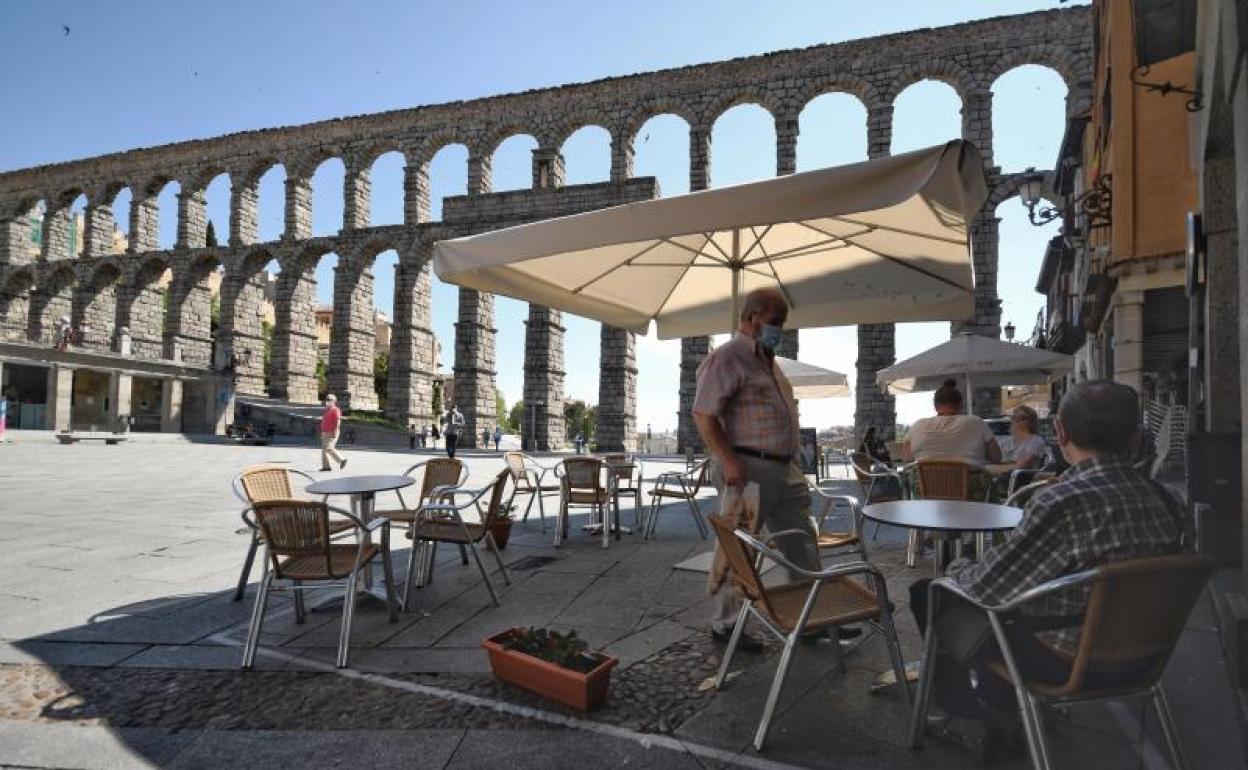 Clientes en una terraza de Segovia. 