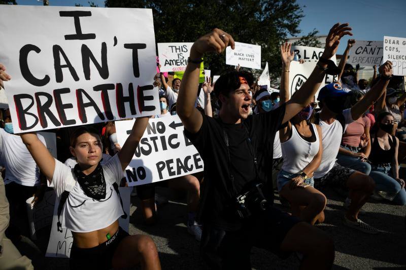 Los policías se pusieron de rodillas en señal de solidaridad con los manifestantes en Coral Gables, Florida.