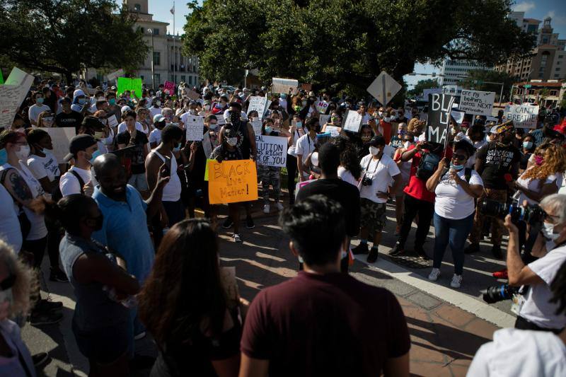 Los policías se pusieron de rodillas en señal de solidaridad con los manifestantes en Coral Gables, Florida.