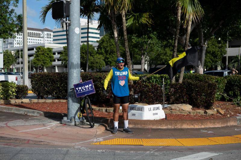 Los policías se pusieron de rodillas en señal de solidaridad con los manifestantes en Coral Gables, Florida.