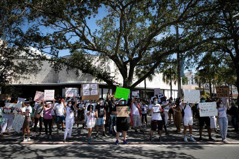 Los policías se pusieron de rodillas en señal de solidaridad con los manifestantes en Coral Gables, Florida.