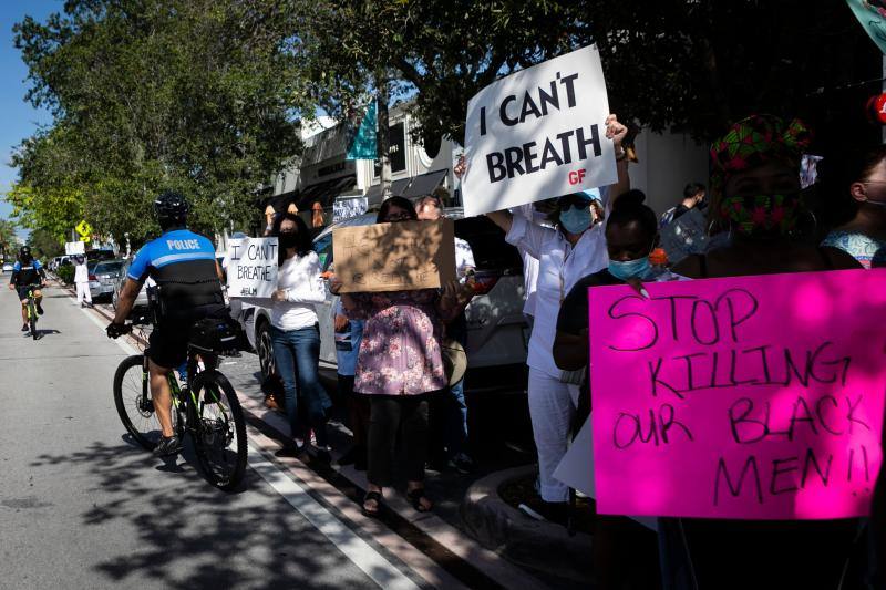 Los policías se pusieron de rodillas en señal de solidaridad con los manifestantes en Coral Gables, Florida.