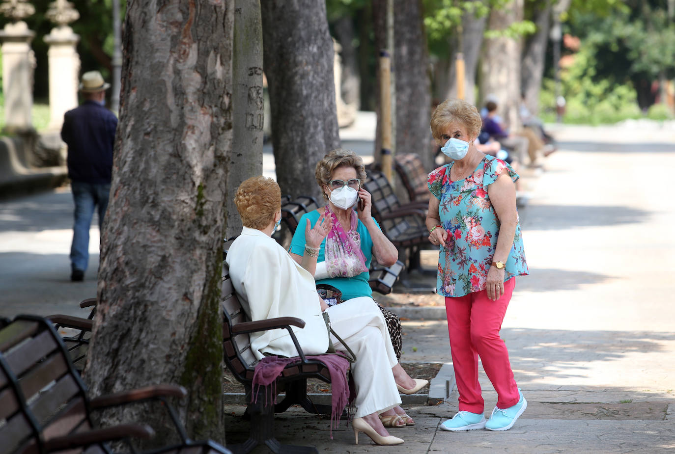 Es Martes de Campo y los ovetenses mantienen la tradición, aunque la mayoría este año han decidido comerlo en casa, por responsabilidad