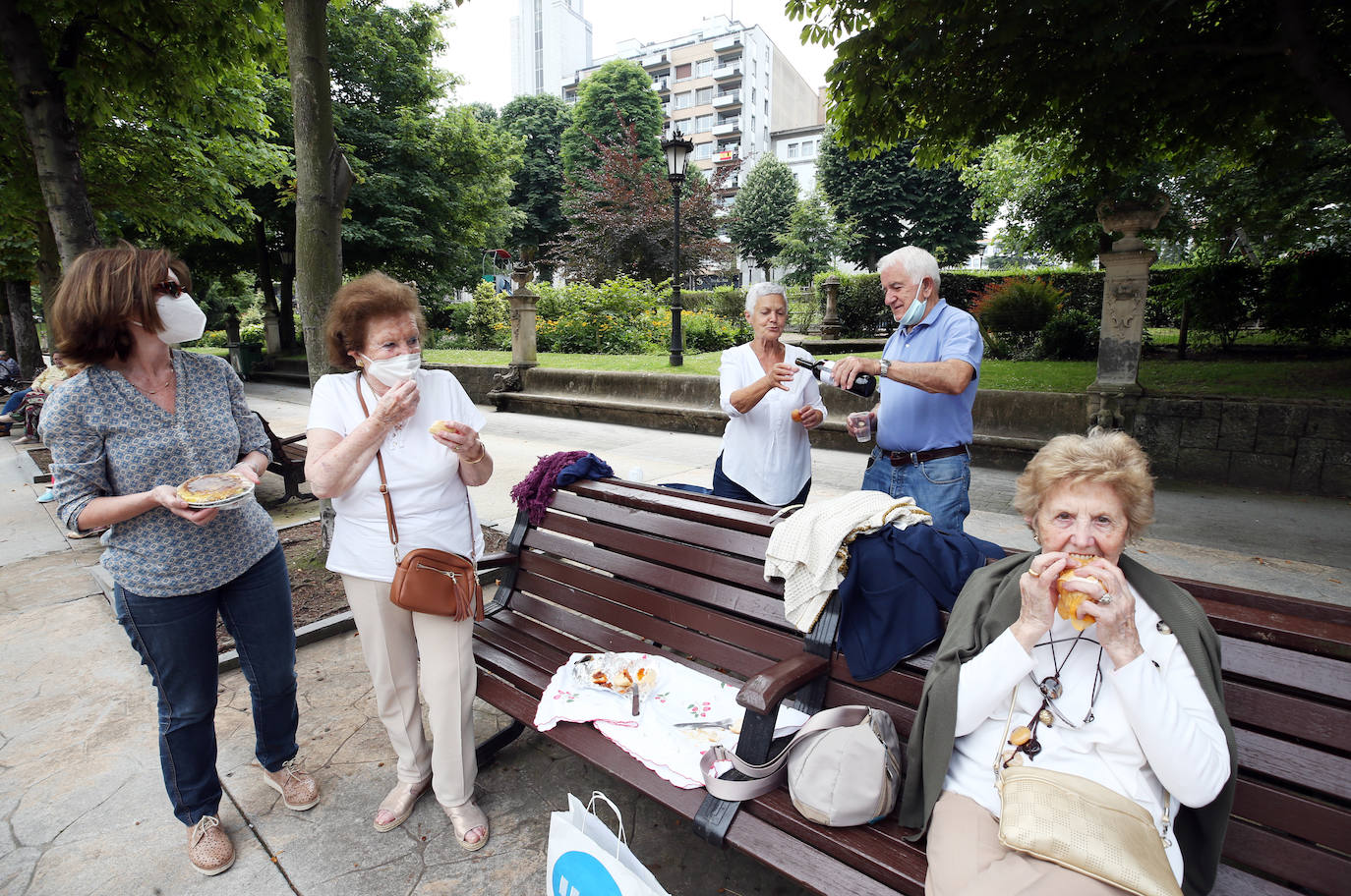 Es Martes de Campo y los ovetenses mantienen la tradición, aunque la mayoría este año han decidido comerlo en casa, por responsabilidad
