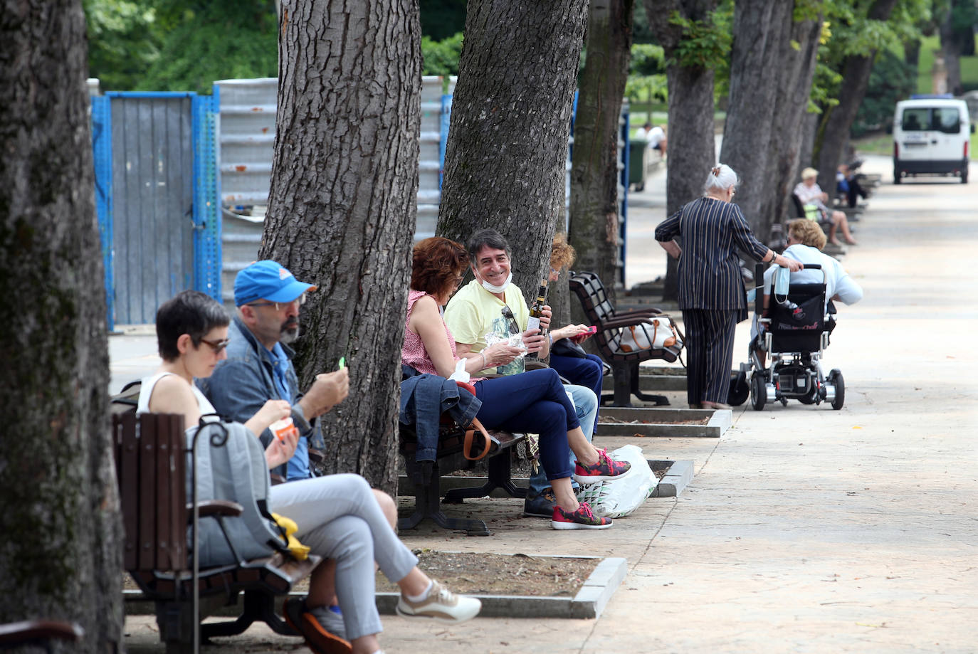 Es Martes de Campo y los ovetenses mantienen la tradición, aunque la mayoría este año han decidido comerlo en casa, por responsabilidad