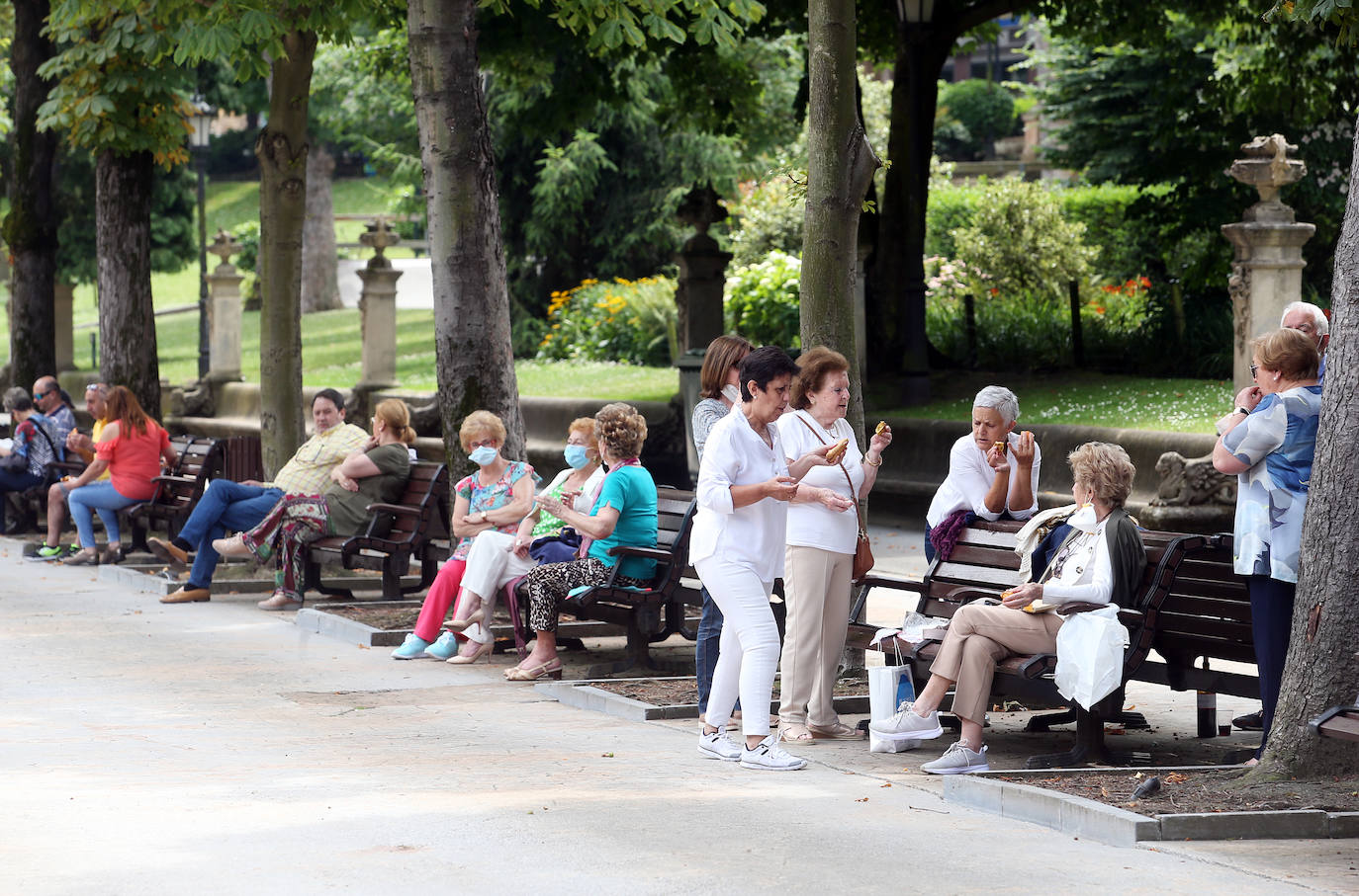 Es Martes de Campo y los ovetenses mantienen la tradición, aunque la mayoría este año han decidido comerlo en casa, por responsabilidad