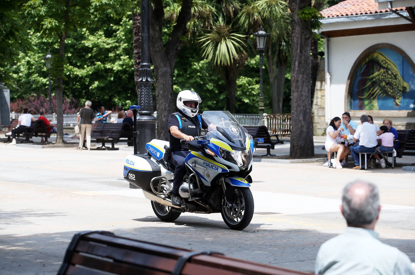 Es Martes de Campo y los ovetenses mantienen la tradición, aunque la mayoría este año han decidido comerlo en casa, por responsabilidad