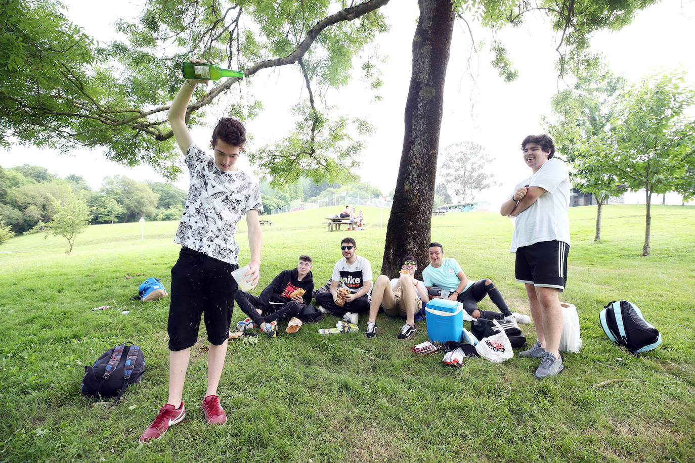 Es Martes de Campo y los ovetenses mantienen la tradición, aunque la mayoría este año han decidido comerlo en casa, por responsabilidad