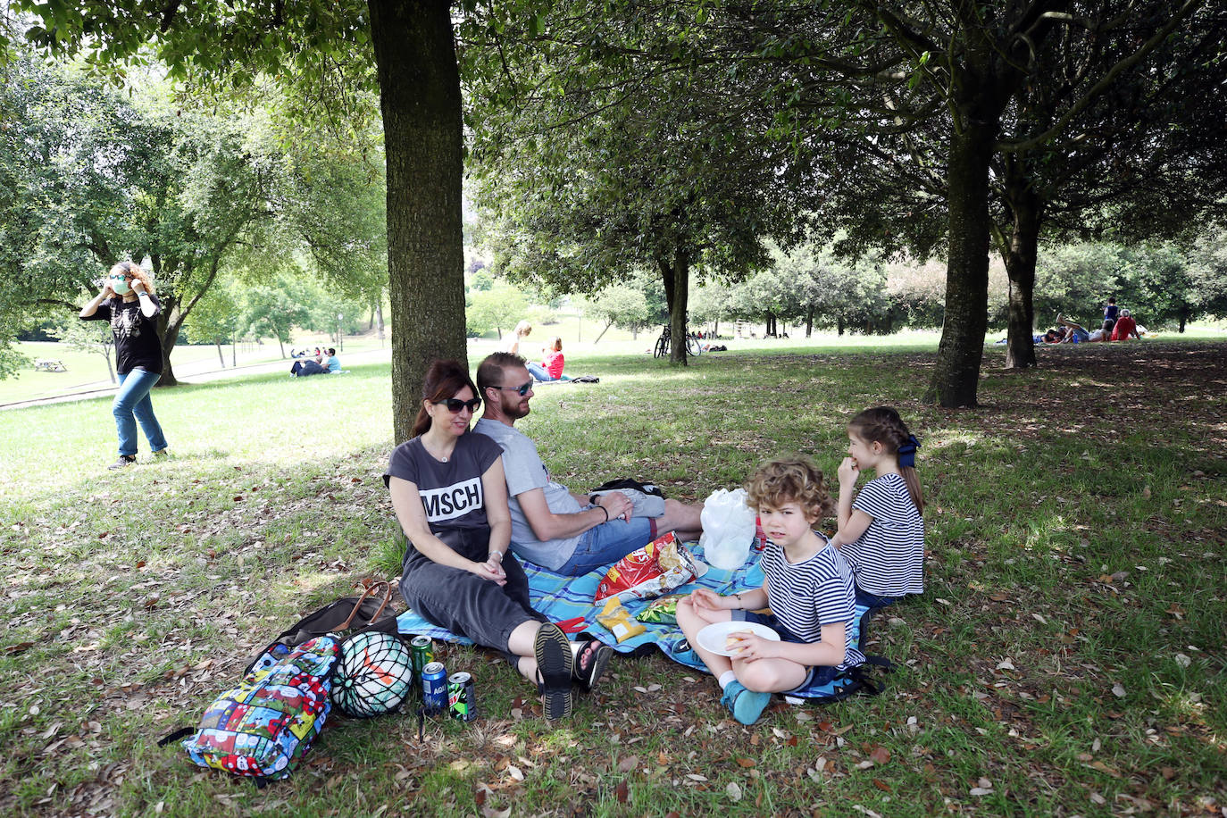 Es Martes de Campo y los ovetenses mantienen la tradición, aunque la mayoría este año han decidido comerlo en casa, por responsabilidad