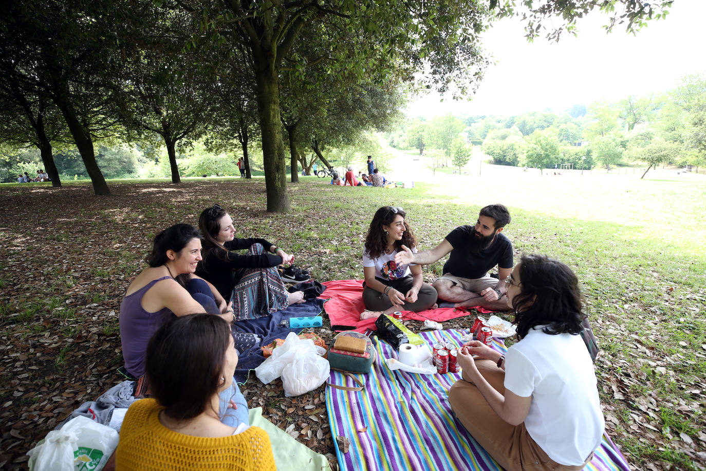 Es Martes de Campo y los ovetenses mantienen la tradición, aunque la mayoría este año han decidido comerlo en casa, por responsabilidad
