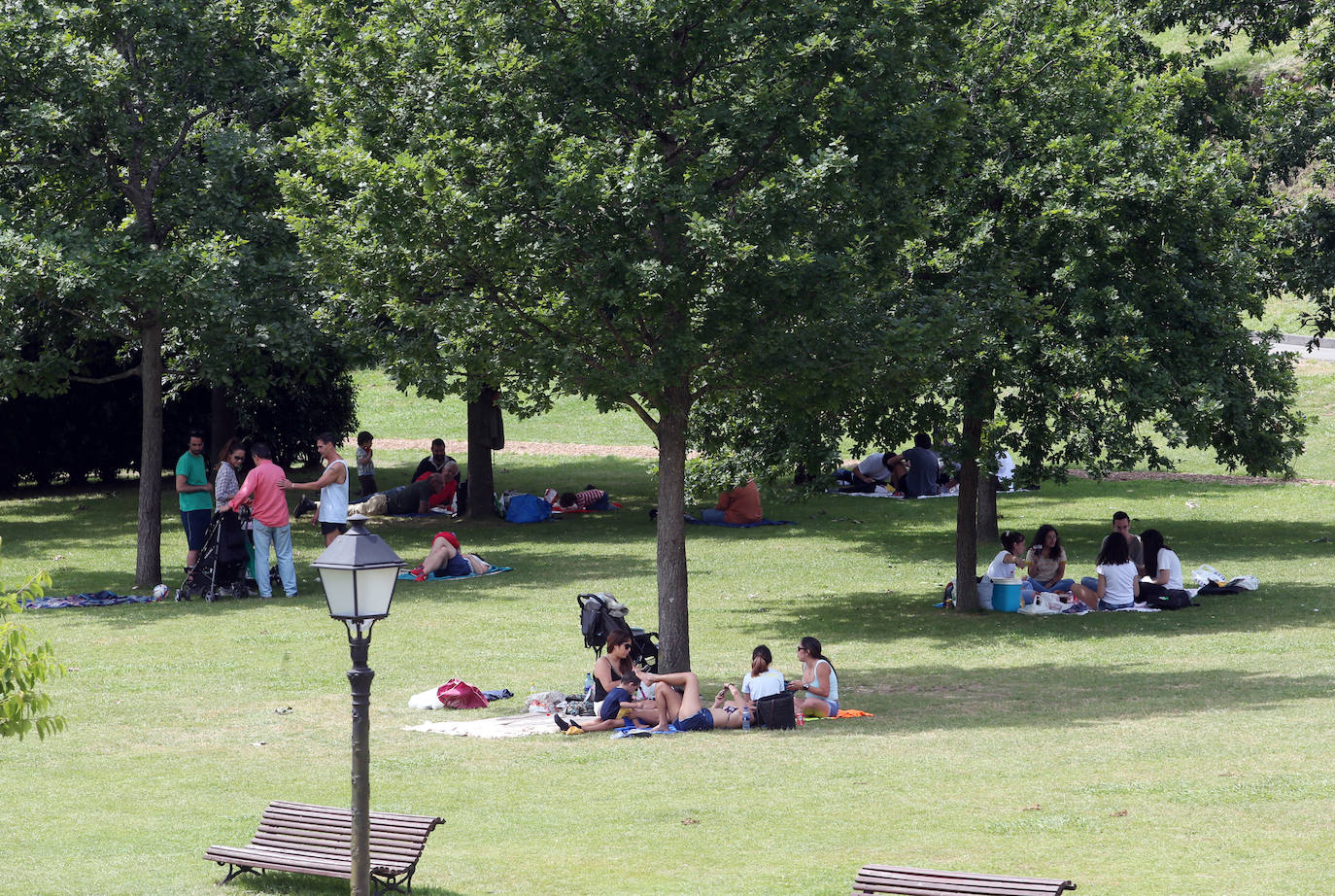 Es Martes de Campo y los ovetenses mantienen la tradición, aunque la mayoría este año han decidido comerlo en casa, por responsabilidad