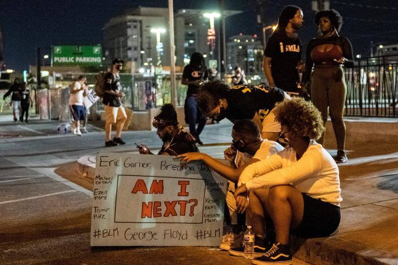 Las protestas y manifestaciones contra el racismo y la brutalidad policial han llegado a todo el mundo a raíz del asesinato del afroamericano George Floyd a manos de un policía en Estados Unidos. Desde España hasta Kenia, pasando por Australia, Inglaterra o Alemania, cientos de personas reclaman la igualdad bajo el lema 'Black Lives Matter' ('las vidas de los negros importan'). En la imagen, Las Vegas (EE UU). 